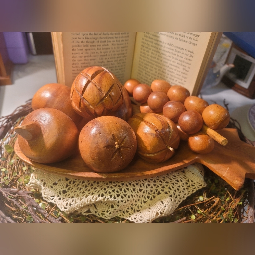 MCM wooden fruit 8 pieces and one wooden pineapple tray